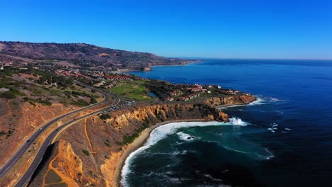 Toma-Aérea-De-Drones-Volando-Hacia-La-Playa-Y-El-Océano-Pacífico-En-Rancho-Palos-Verdes