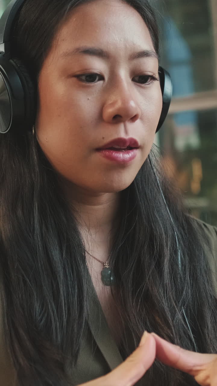 mujer escuchando música con auriculares
