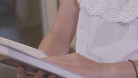 Mujer-Leyendo-Un-Libro-En-Casa