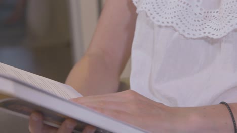 mujer leyendo un libro en casa