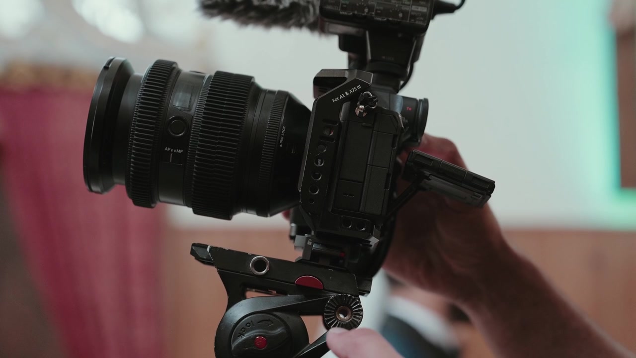 Equipamento profissional de câmera de vídeo com lente grande, gaiola e microfone shotgun para produção cinematográfica e criação de conteúdo