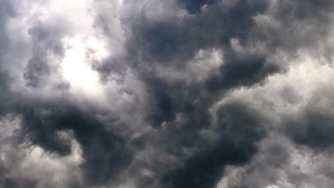 天空有暴風雲,背景是黑暗的