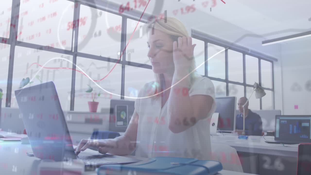 анимация обработки финансовых данных над кавказской деловой женщиной в офисе