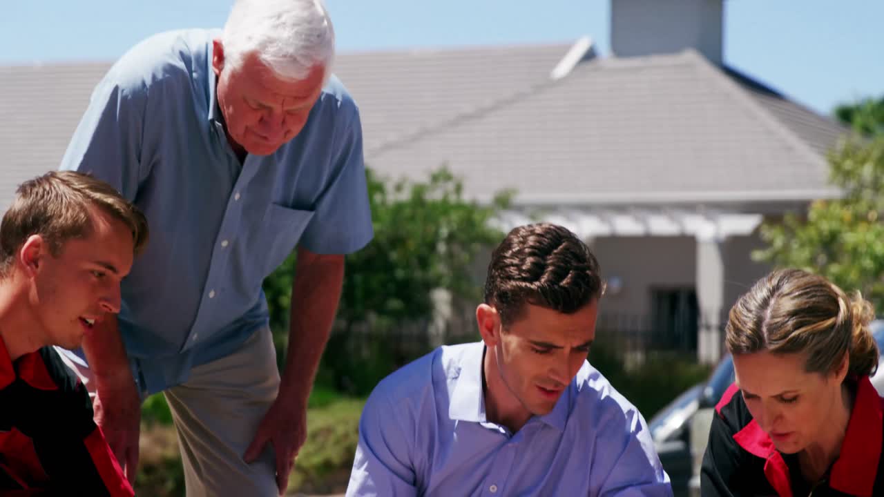 부상당한 소녀를 검사하는 구급대원