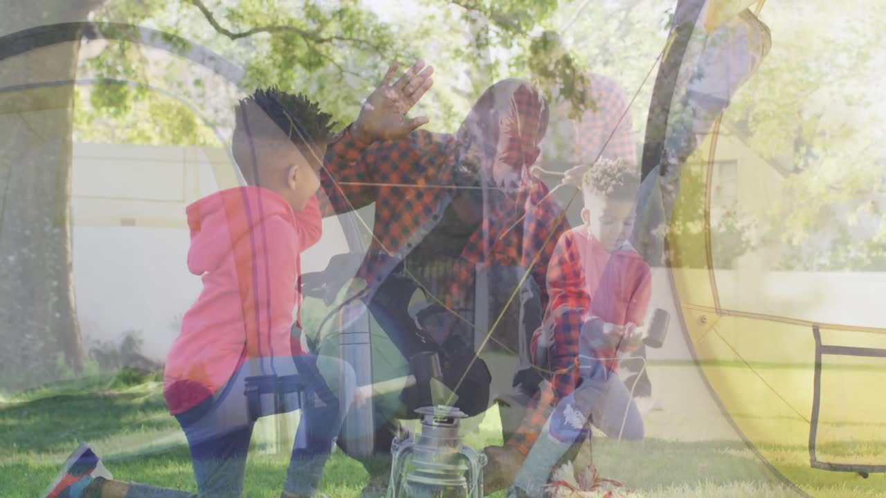 feliz padre afroamericano pasando tiempo con su hijo, sentado en la tienda