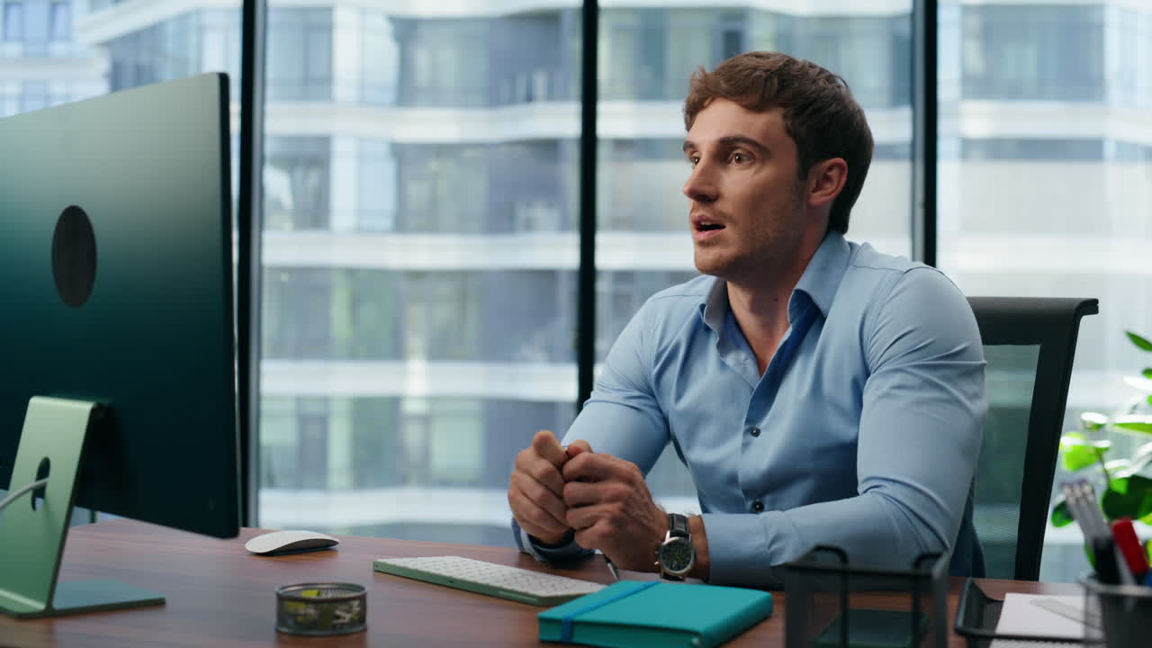 gestore sorridente che saluta i clienti online in primo piano. webinar professionale