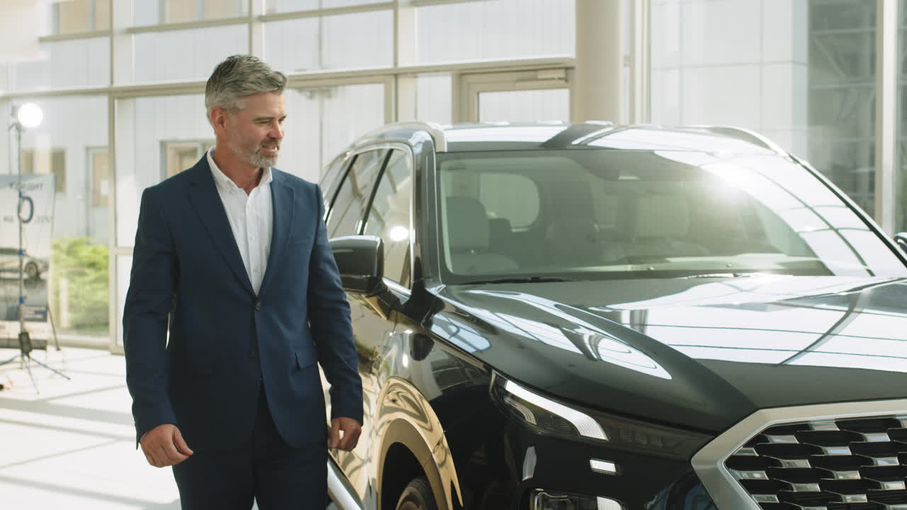 un hombre de negocios viendo un nuevo hyundai suv en una sala de exposiciones.