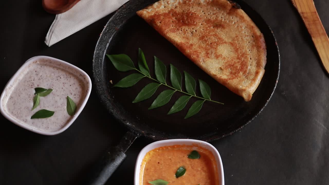 masala dosa giratorio es una comida del sur de la india servida con sambhar y chutney de coco