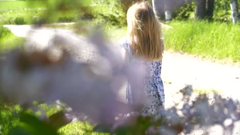 Mädchen-Im-Sommerkleid-Zu-Fuß-Auf-Einer-Schotterstraße