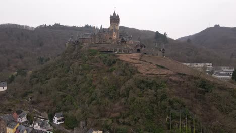 Vuelo-De-Drones-Mirando-Hacia-El-Castillo-De-La-Ciudad-De-Cochem-En-Renania-Palatinado-De-Alemania