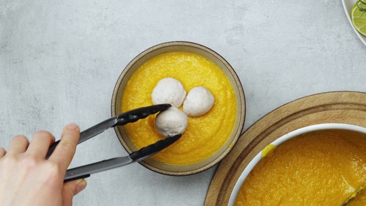 cocinero añadiendo albóndigas al puré