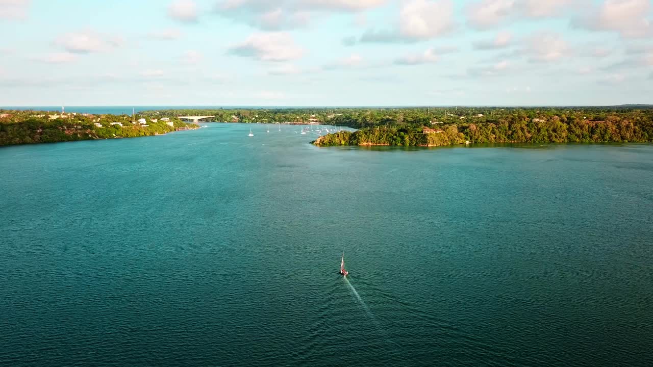 dhow tradicional de madera navegando en la costa de kenia en un día soleado