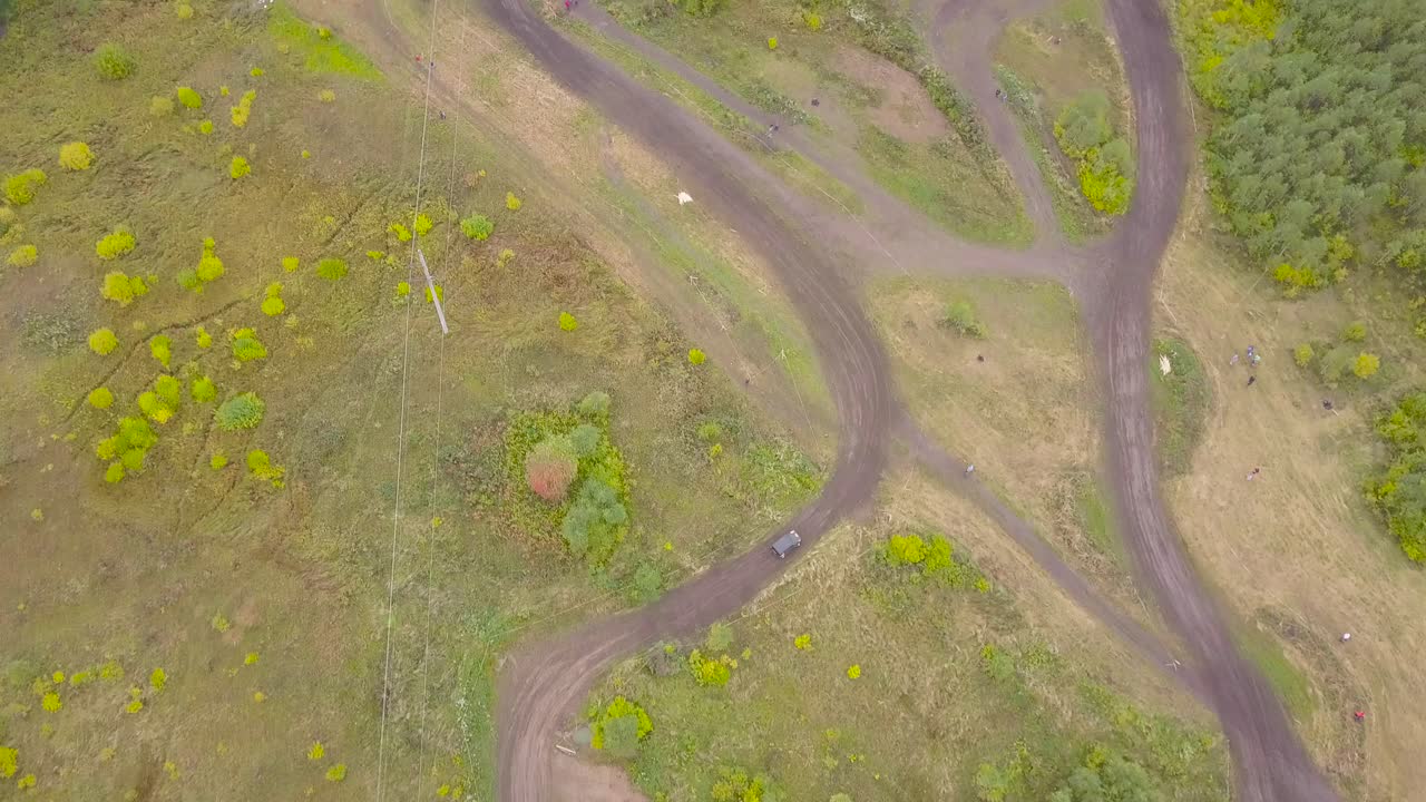 воздушный вид на внедорожные гонки