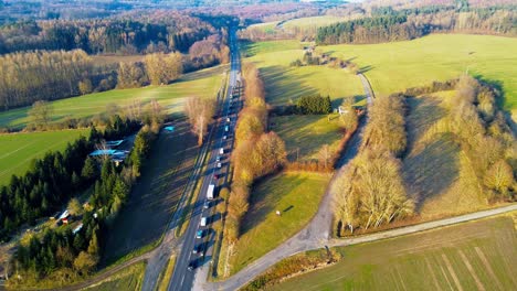 Luftaufnahme-Einer-Ruhigen-Landstraße,-Gesäumt-Von-üppigen-Feldern-Und-Bäumen