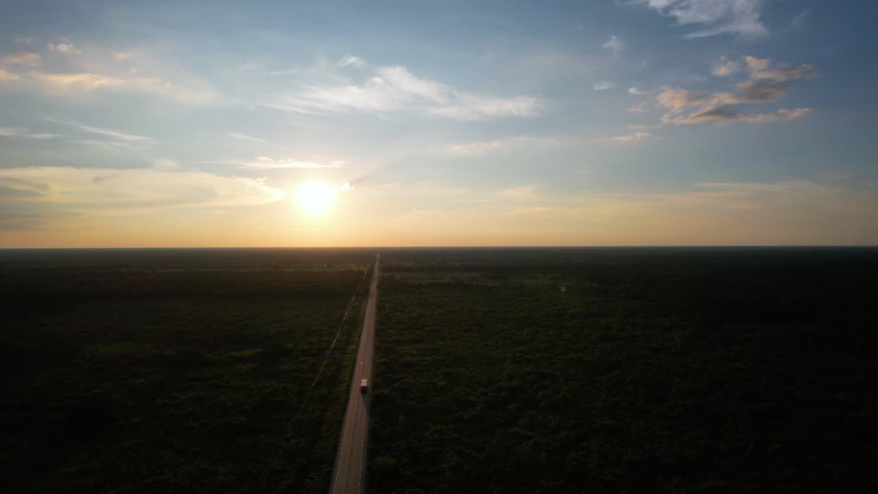 foto de un avión no tripulado del atardecer con una carretera en yucatán, méxico