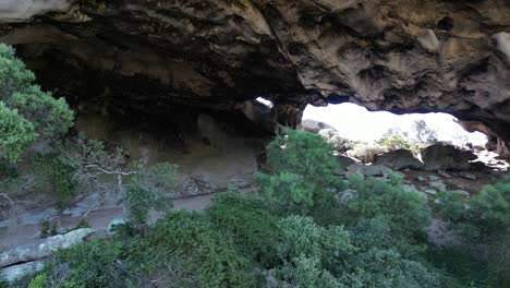 4k60 montaña francesa con cueva en australia junto al océano índico