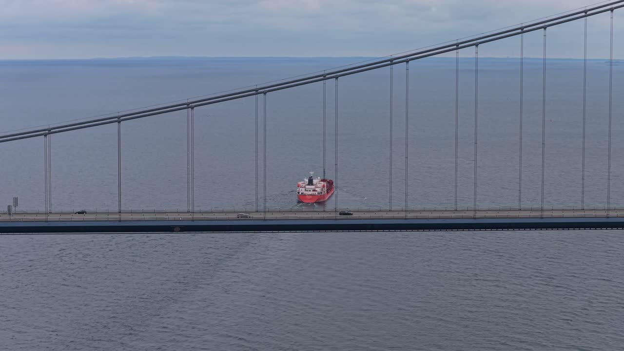 Buque cisterna bajo el puente del Gran Belt que une las islas danesas