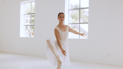 mujer de ballet flexible estirando las piernas en el baile