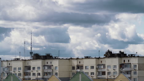 Graue-Wolken-Rollen-über-Blockwohnungen,-Drohnenaufnahme.-Wohngebiet-Vor-Regen.