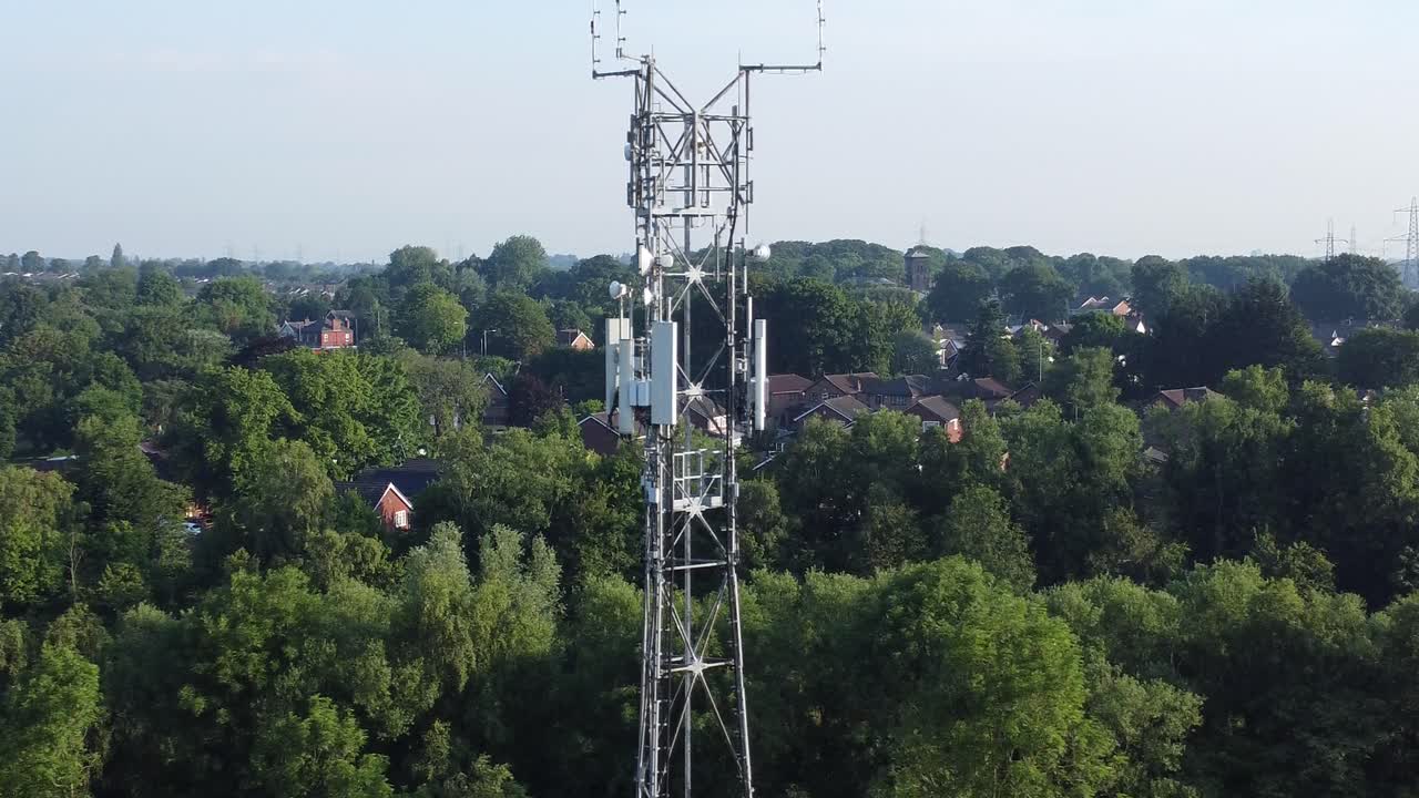 antena de torre de transmisión 5g en el campo británico órbita aérea justo a través del paisaje boscoso