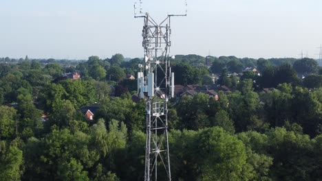 5g-Sendeturmantenne-In-Britischer-Landschaftsluftumlaufbahn-Direkt-über-Waldlandschaft