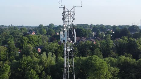 antena de torre de transmisión 5g en el campo británico órbita aérea justo a través del paisaje boscoso