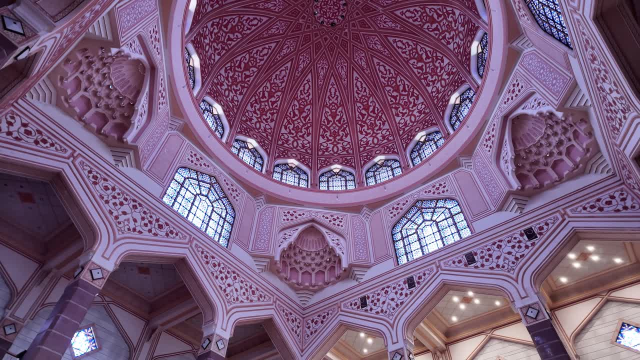Interno della cupola decorata con motivi a stella della moschea Putra a Putrajaya, Malesia