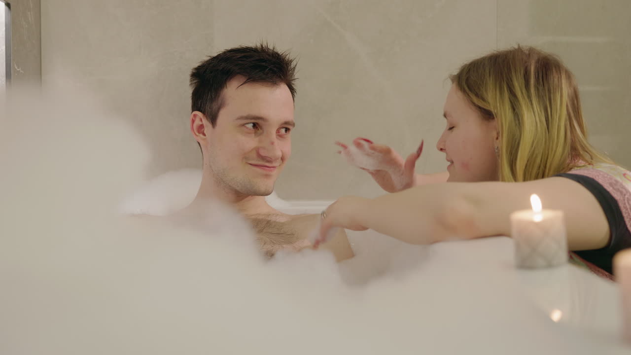 거품 목욕 을 즐기는 부부