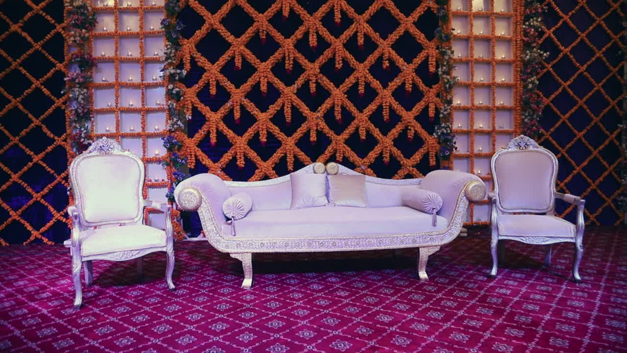 촛불과 메릴랜드 꽃으로 장식된 무대와 결혼식 행사에서 소파 설치 회전 전망