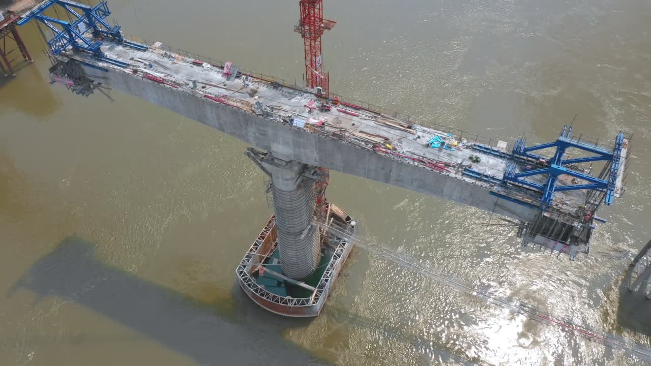 proyecto de construcción de un puente sobre un río