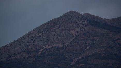 vista de la montaña al anochecer