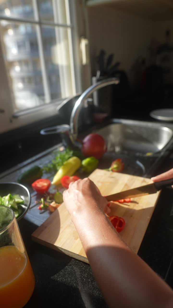 preparando una ensalada en la cocina