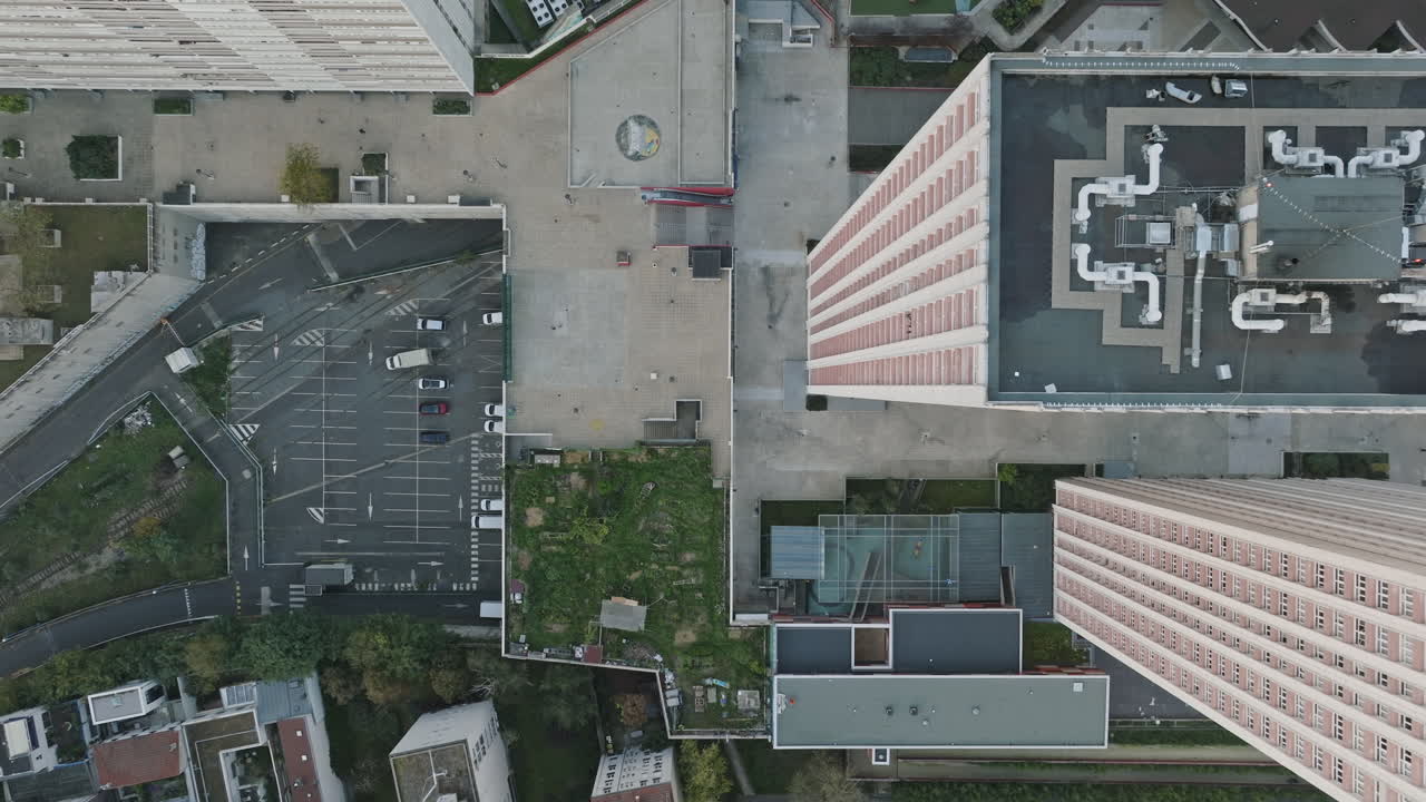 amanecer de parís: nuevo día en el distrito 13 con edificios impresionantes.