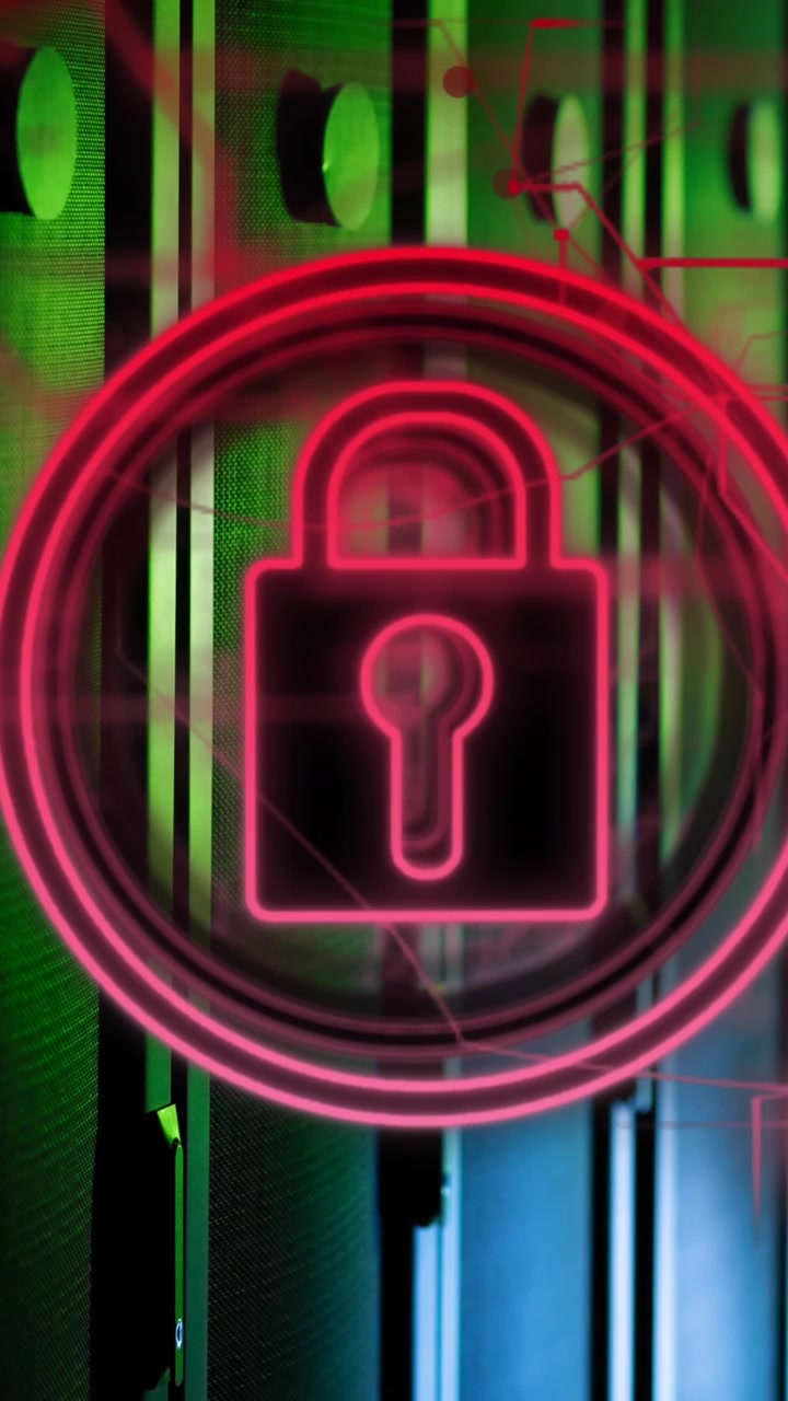 Animação de ícone de cadeado de segurança e rastros de luz rosa com uma sala de servidores de computador ao fundo