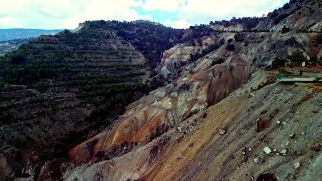 Un-Dron-Avanza-A-Través-De-Una-Antigua-Mina-De-Amianto-En-Chipre