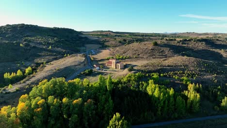 Vista-Aérea-De-La-Puesta-De-Sol-Sobre-San-Miguel-De-Escalada-Monetaria-En-León,-España-Durante-El-Verano