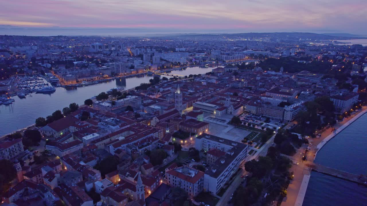 Cidade de Zadar na Croácia antes do nascer do sol com as luzes da cidade ainda acesas, vista aérea