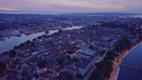 Zadar-Stadt-In-Kroatien-Vor-Sonnenaufgang-Mit-Noch-Eingeschalteten-Stadtlichtern,-Antenne