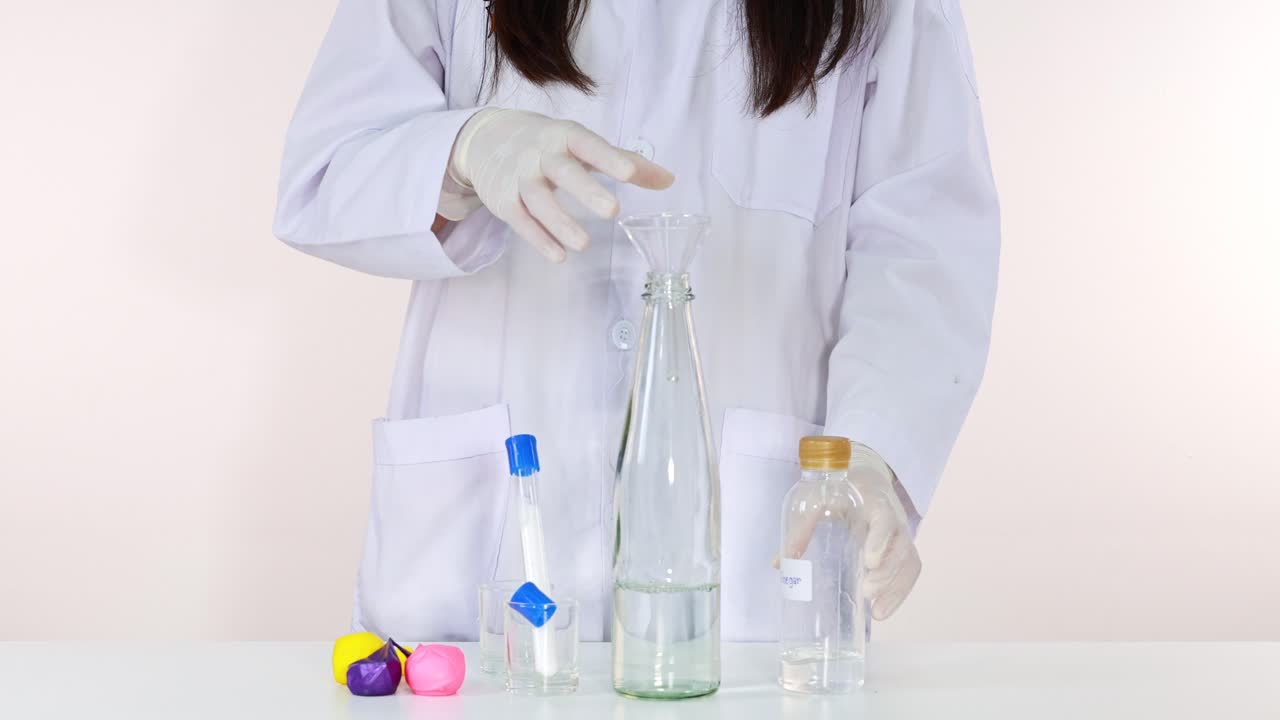 демонстрация химической реакции при надуве воздушного шара