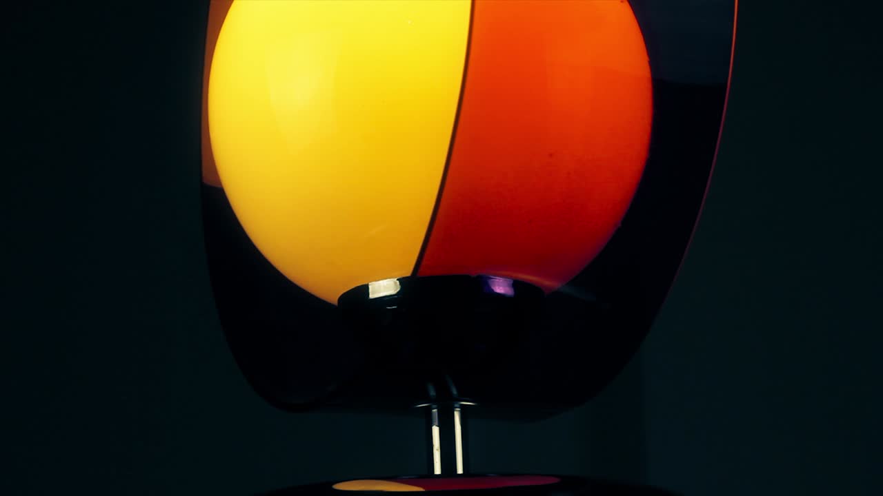 마법의 양, 어두운 배경에서 구형 빛.