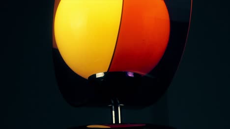 cordero mágico, luz de esfera en el fondo oscuro.