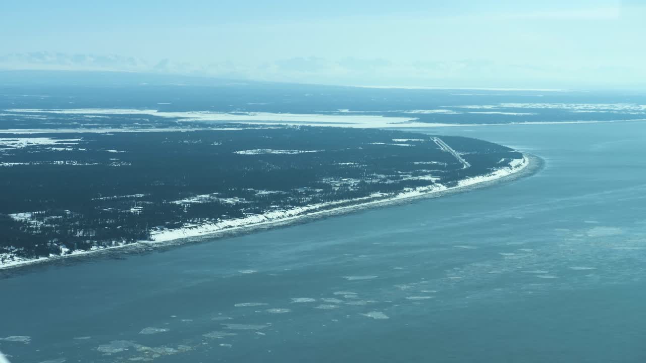 겨울 에 알래스카 의 얼어붙은 물 위 를 날아다니는 쿠크 인 ⁇