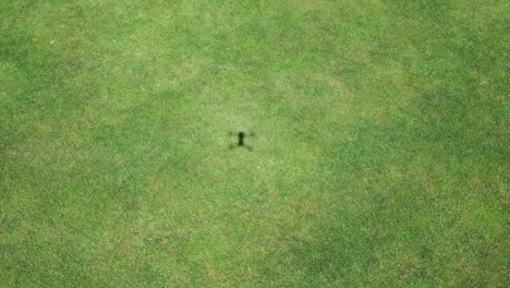 la sombra en el suelo de un dron volando