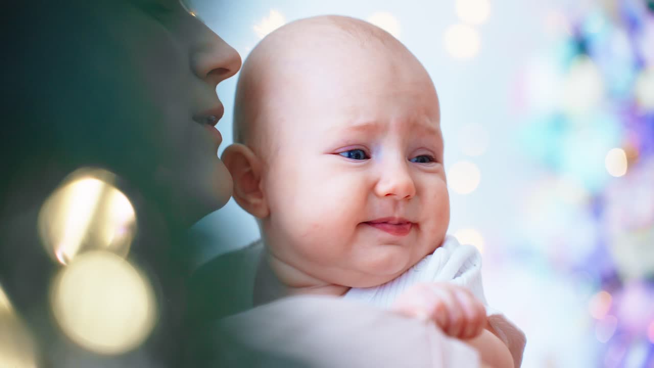 Glad mor holder og taler med sin søde baby