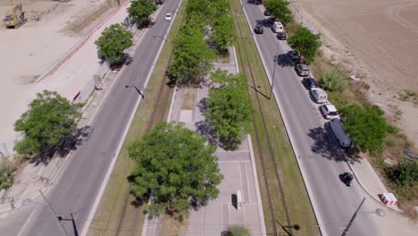coches circulando por las carreteras de montpellier, en medio del centro de la ciudad con muchos lugares de construcción al fondo