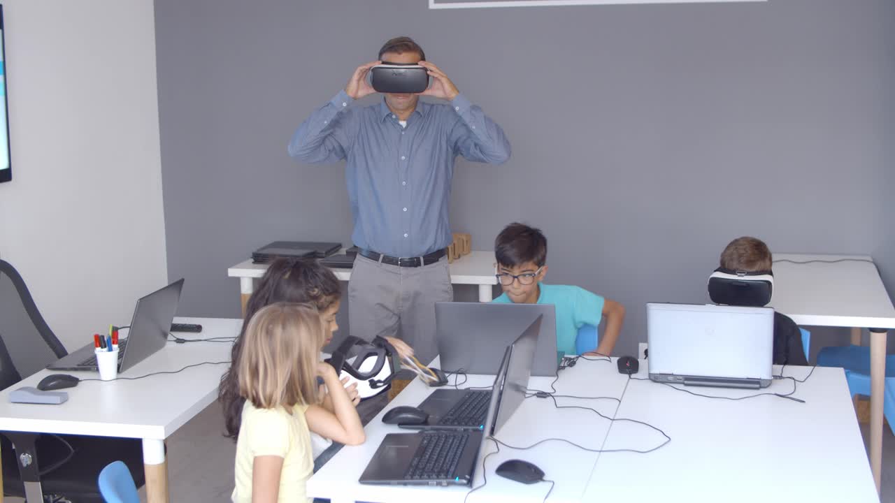 maestro de escuela mostrando cómo funcionan las tecnologías de realidad virtual