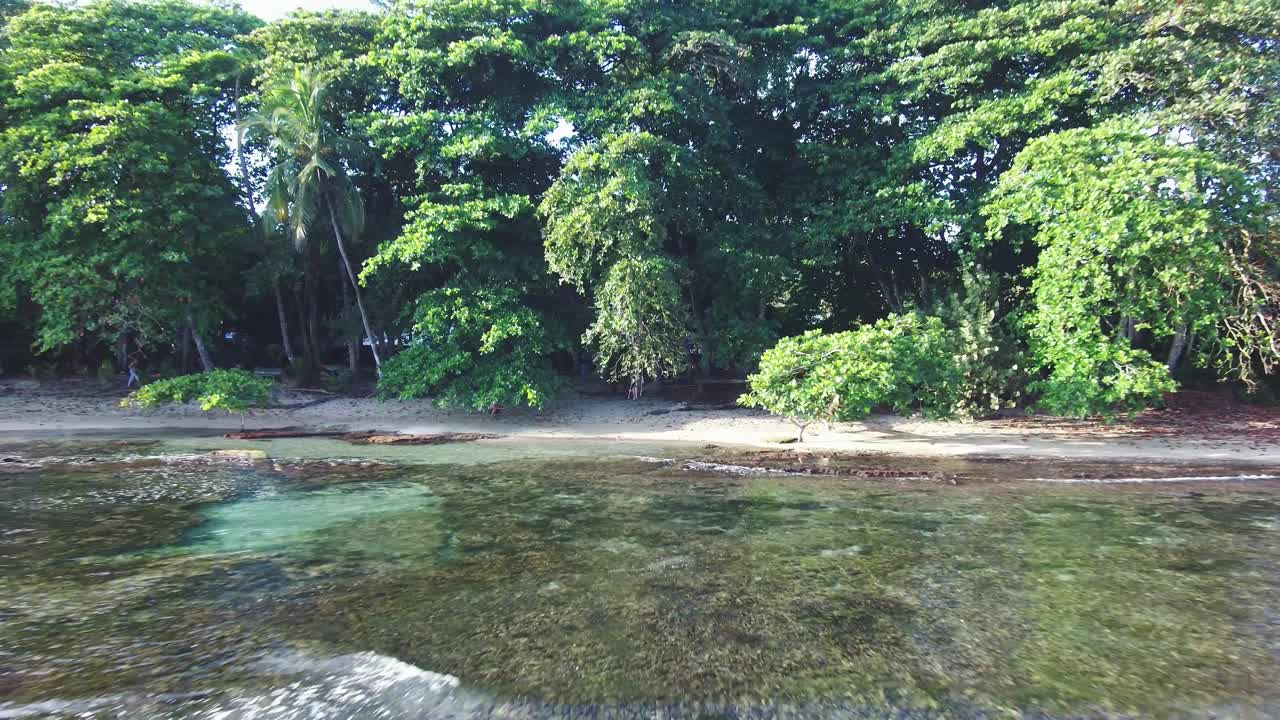 mujer sentada en un columpio en la selva puerto viejo playa de la orilla, avión no tripulado sobre el océano, 4k costa rica
