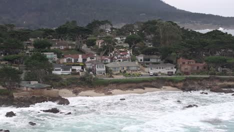 Carmelo-Junto-Al-Mar,-Mansiones-De-Playa-Frente-Al-Mar-En-California-En-El-Punto-De-La-Península---Antena