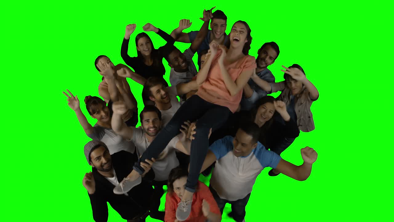 vista aérea de ejecutivos entusiasmados llevando a su colega