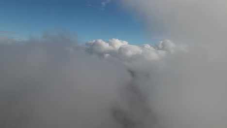nubes blancas en el cielo